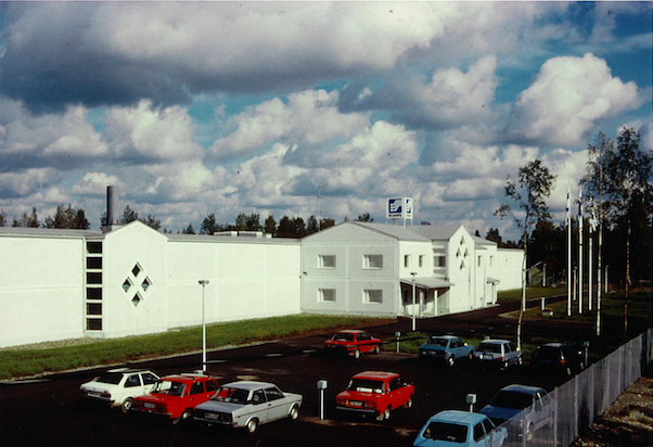 Oulun tehtaalla oli Scanfilin tilojen tavaramerkiksi muotoutuneet timanttikuvioiset lasi-ikkunat.